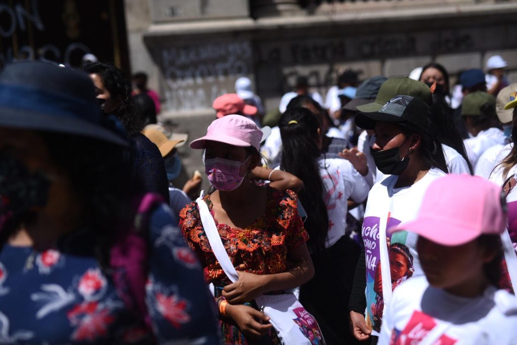 marchan para denunciar retroceso en aplicación de derechos de las niñas en Guatemala