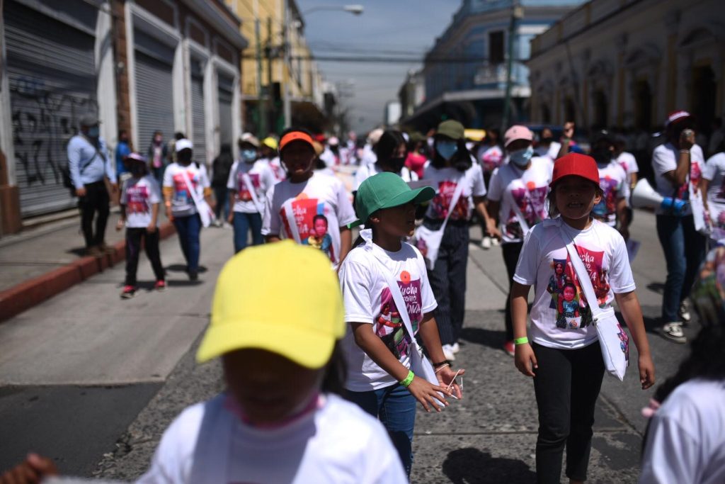 marchan para denunciar retroceso en aplicación de derechos de las niñas en Guatemala