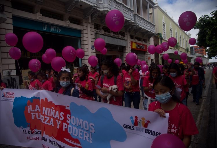 Marchan en la capital para conmemorar el Día de la Niña