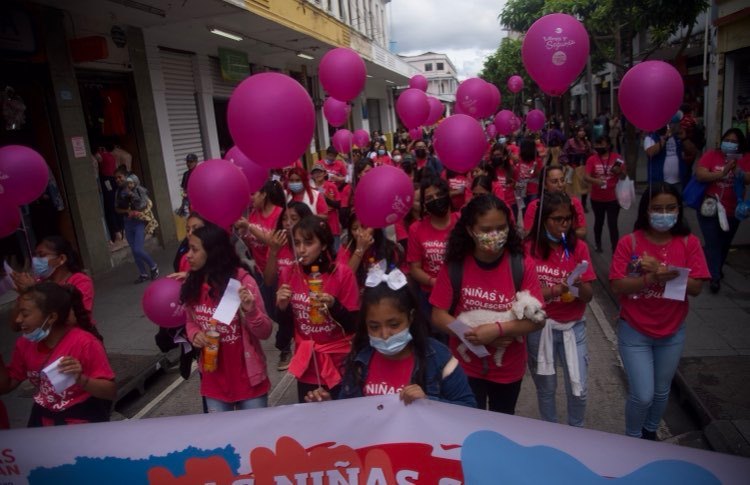 Marchan en la capital para conmemorar el Día de la Niña