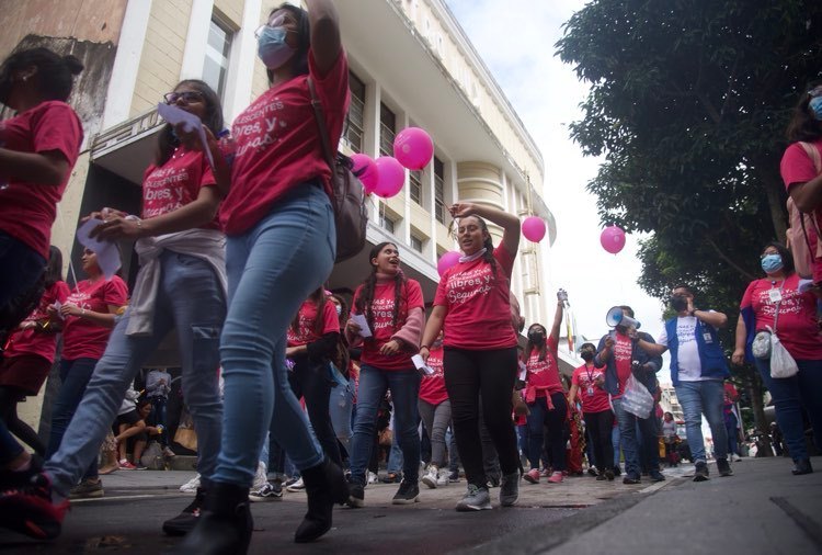 Marchan en la capital para conmemorar el Día de la Niña