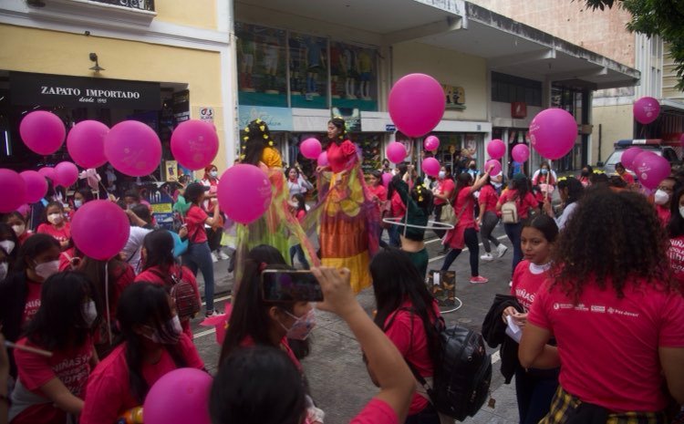 Marchan en la capital para conmemorar el Día de la Niña