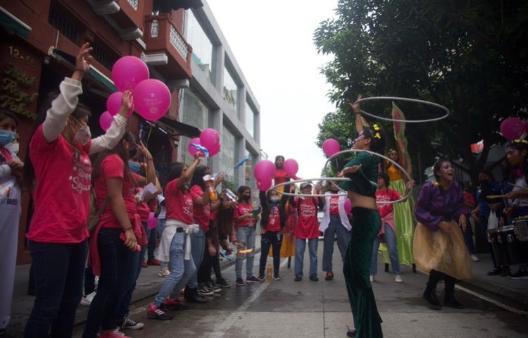 Marchan en la capital para conmemorar el Día de la Niña