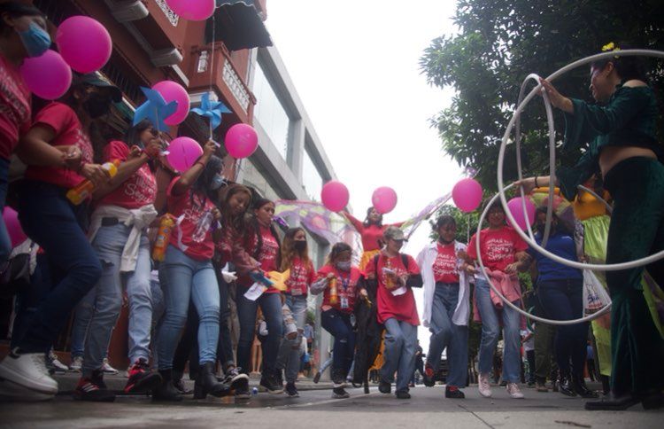 Marchan en la capital para conmemorar el Día de la Niña