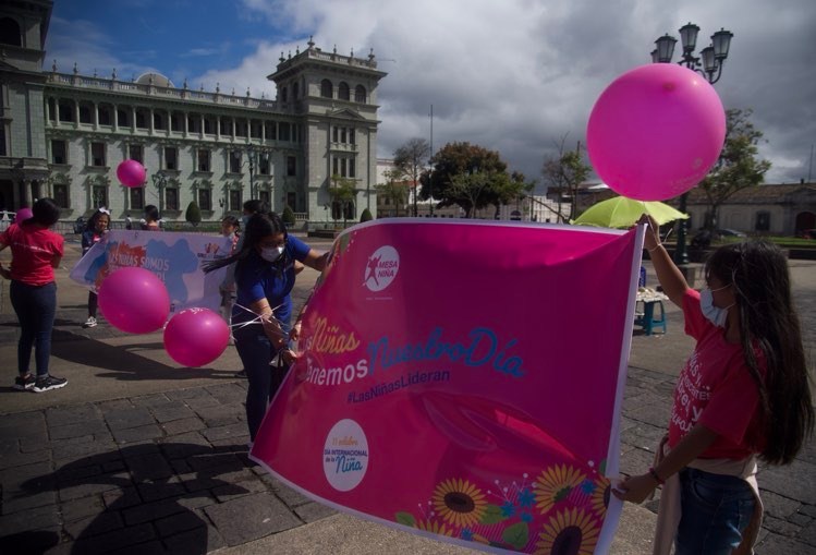 Marchan en la capital para conmemorar el Día de la Niña