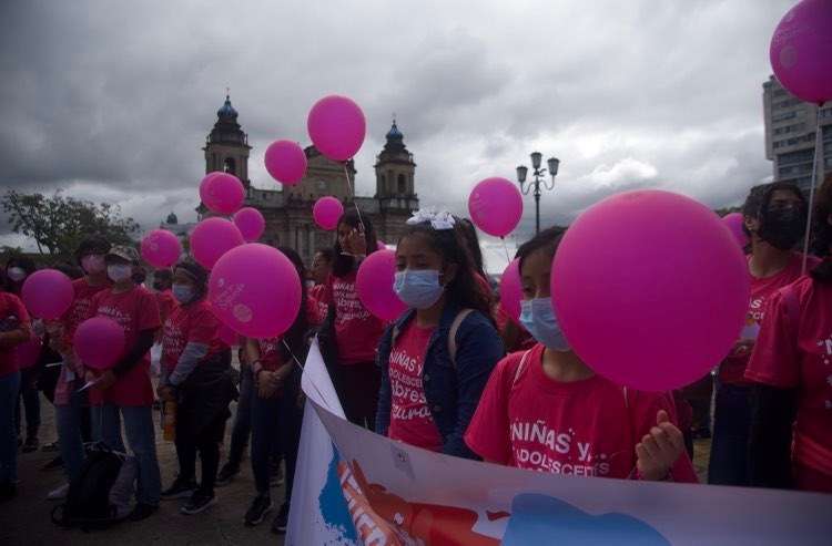 Marchan en la capital para conmemorar el Día de la Niña