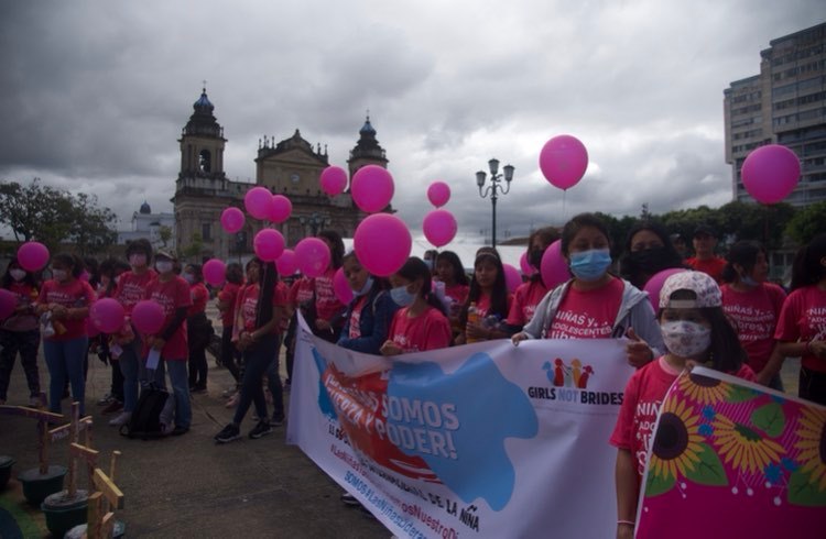 Marchan en la capital para conmemorar el Día de la Niña