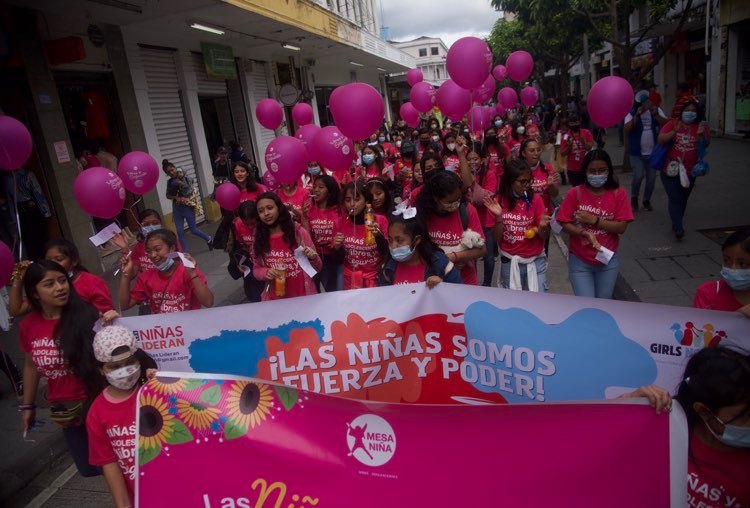 Marchan en la capital para conmemorar el Día de la Niña