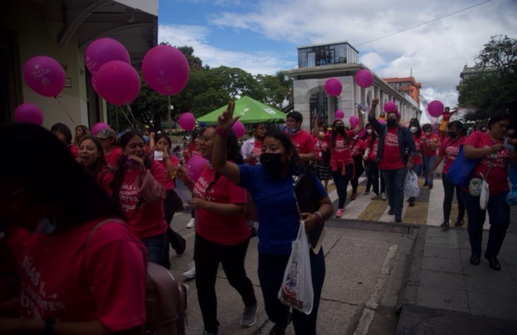 Marchan en la capital para conmemorar el Día de la Niña