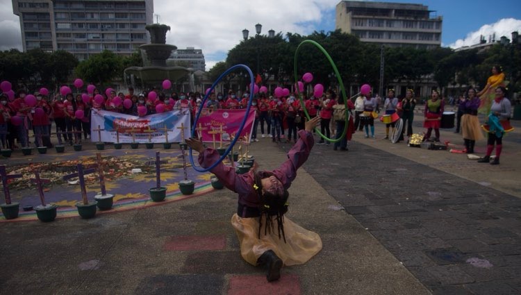 Marchan en la capital para conmemorar el Día de la Niña