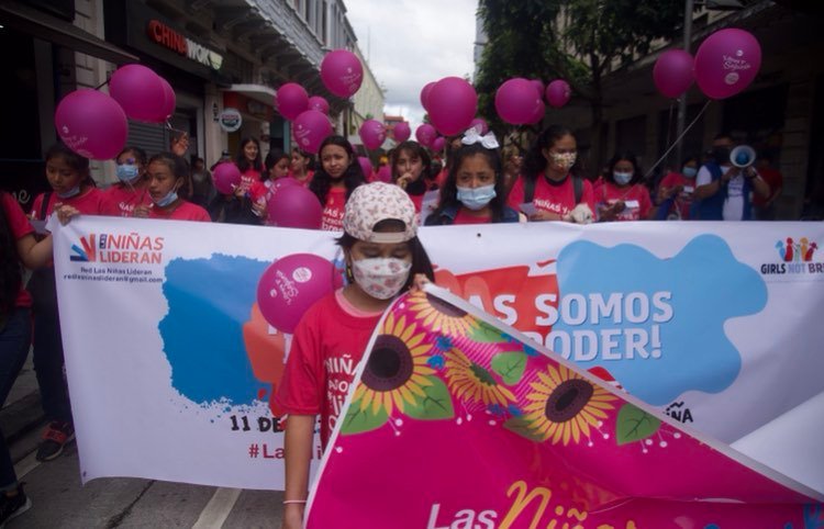 Marchan en la capital para conmemorar el Día de la Niña