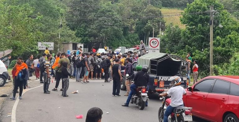 caravana de migrantes intenta ingresar por la frontera de Agua Caliente