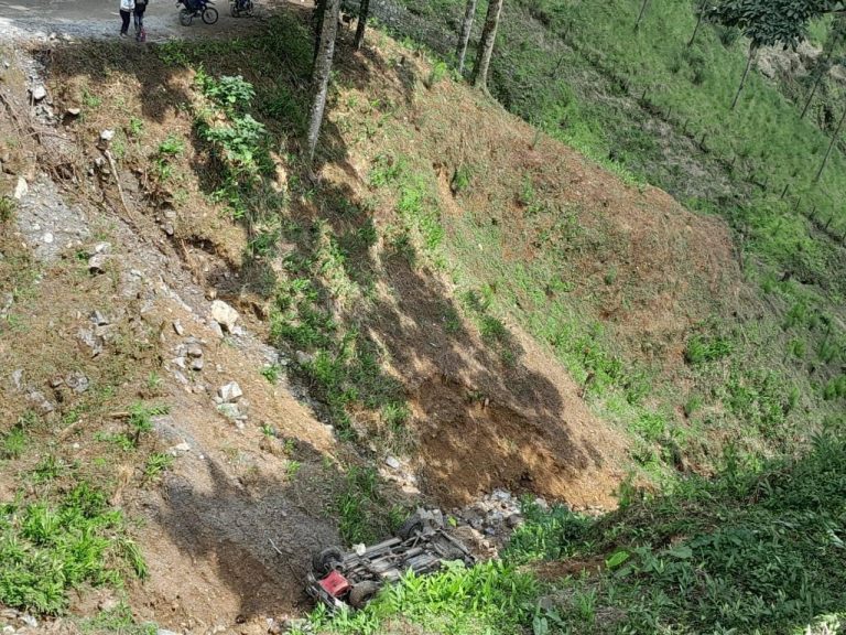 Picop cae a barranco en Purulhá, Baja Verapaz