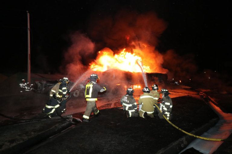 Pipa de combustible se accidenta en Palín, Escuintla