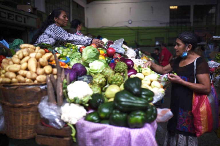 Vendedores de verduras se preparan para la elaboración del fiambre