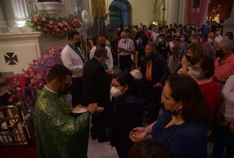 Aglomeración de devotos a la Virgen del Rosario en la Basílica de Nuestra Señora del Rosario. / Foto: Omar Solís