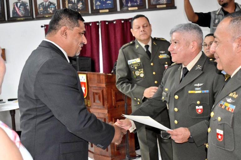 Condecoran a ingeniero que brindó equipo para ubicar a víctimas del hundimiento