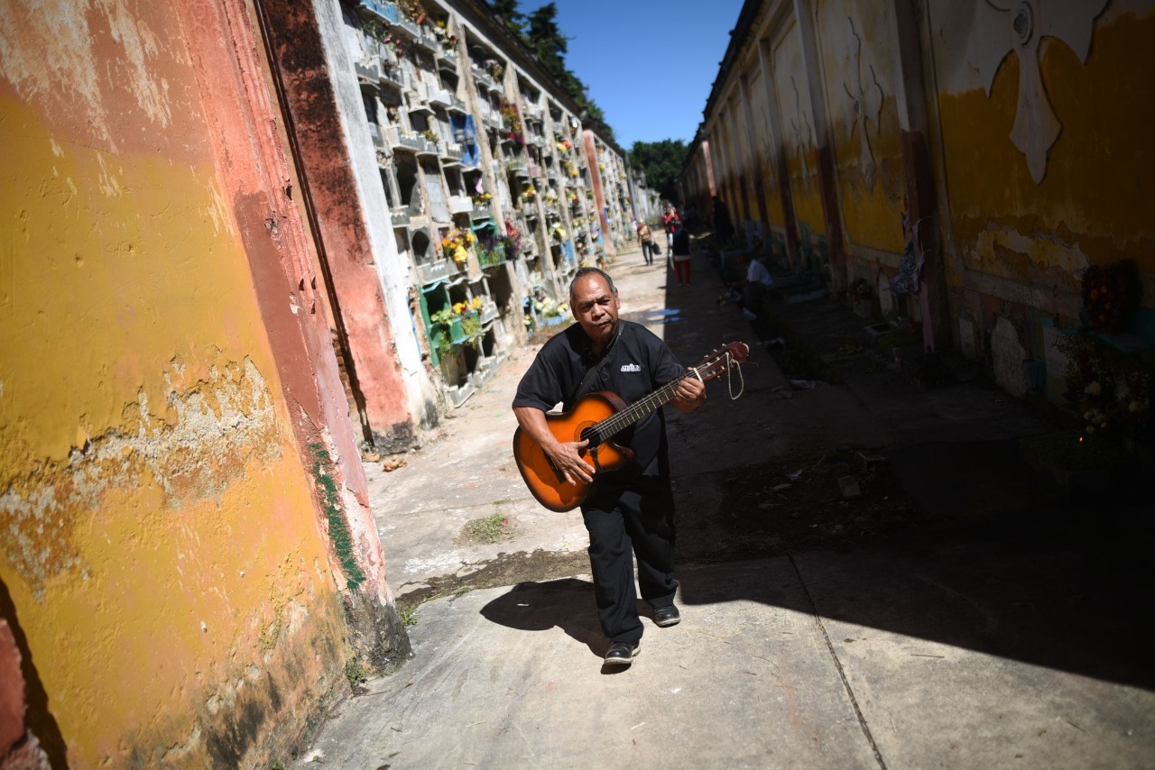 El mecánico Vidal Ambrosio Román cantó en la tumba de sus padres. / Foto: Edwin Bercián