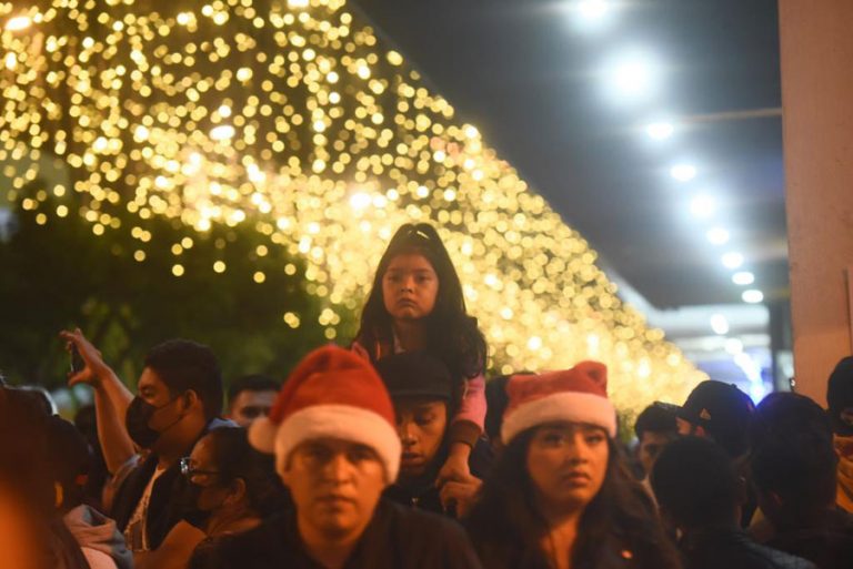 Guatemaltecos disfrutan en el Paseo de la Sexta