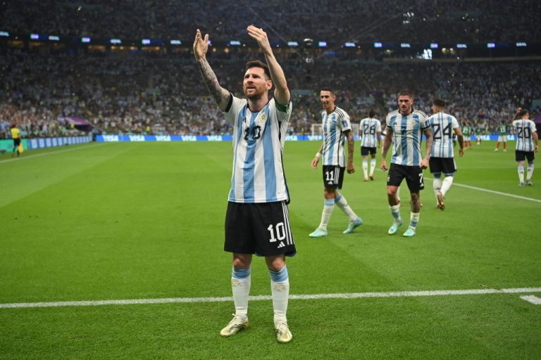 Leo Messi anota un gol vs. México en el Mundial de Catar 2022