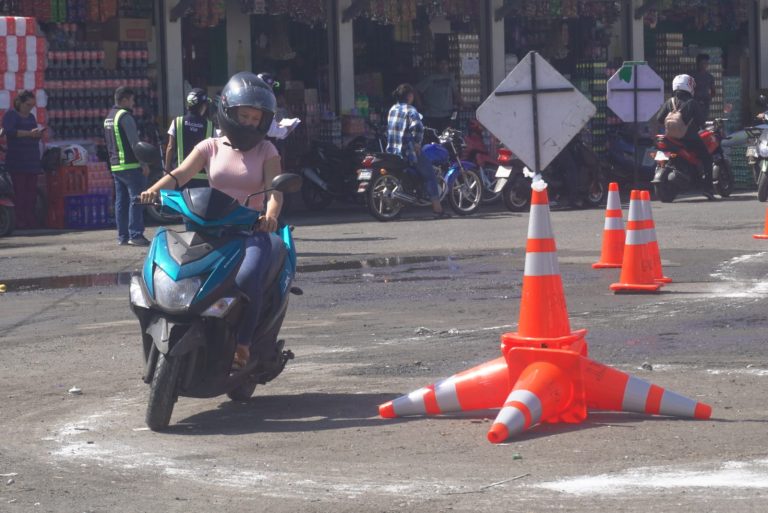 Evaluación en Escuintla a participantes en programa Motorista Segura. / Foto: Tránsito PNC