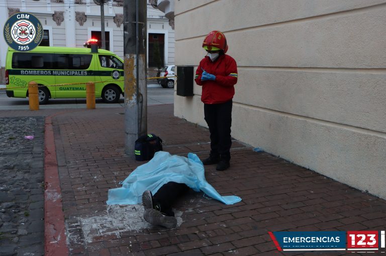 Peatón es asesinado en la 18 calle de la ciudad de Guatemala. / Foto: CBM