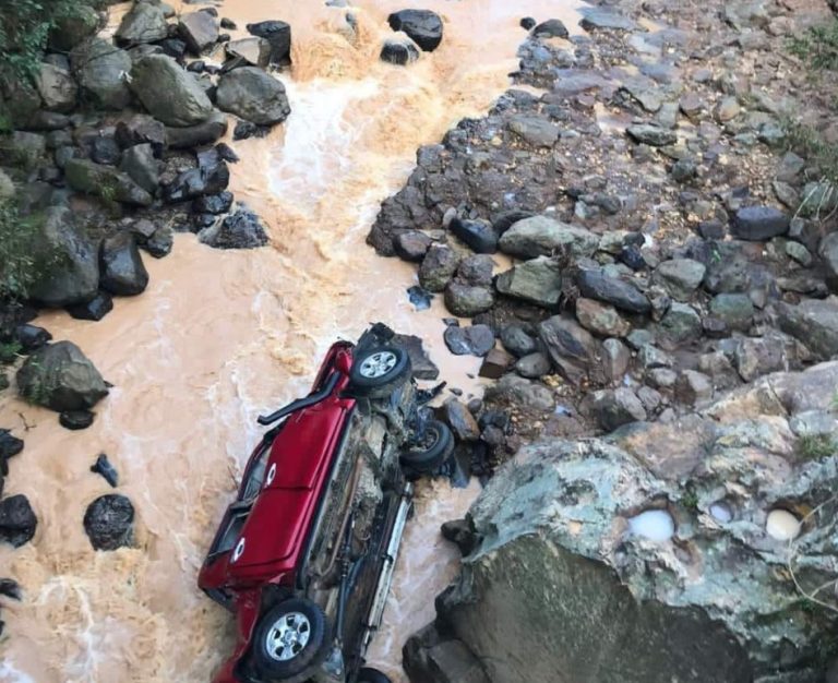 Picop con cuatro personas cae a río en Quiché