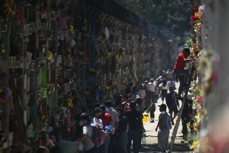 Guatemaltecos visitan el Cementerio General en el Día de Todos los Santos