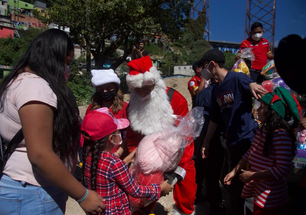 bombero vestido de Santa Claus desciende del puente Las Vacas