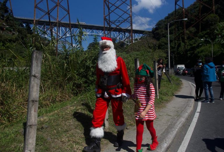 bombero vestido de Santa Claus desciende del puente Las Vacas