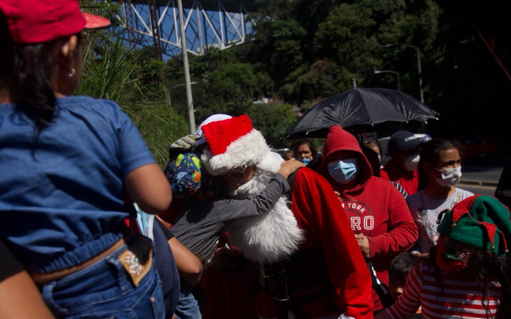 bombero vestido de Santa Claus desciende del puente Las Vacas