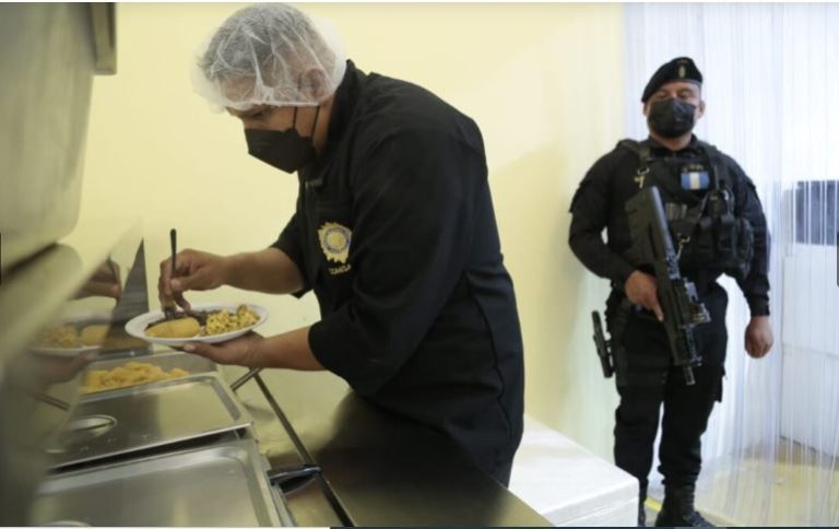 Preparación de alimentos en comedor policial. / Foto: Mingob