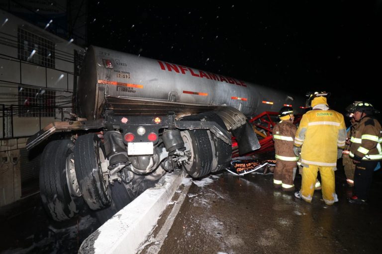 tráiler se incendia en Chimaltenango