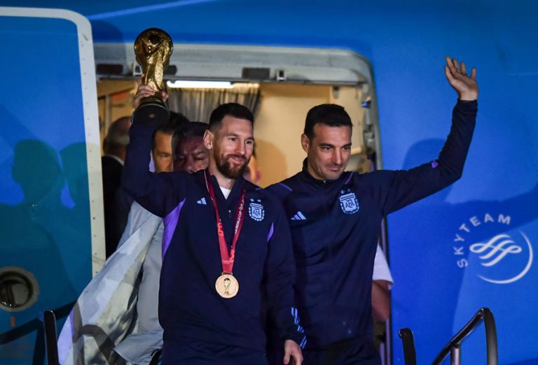 Lionel Messi y Lionel Scaloni al llegar al aeropuerto de Buenos Aires