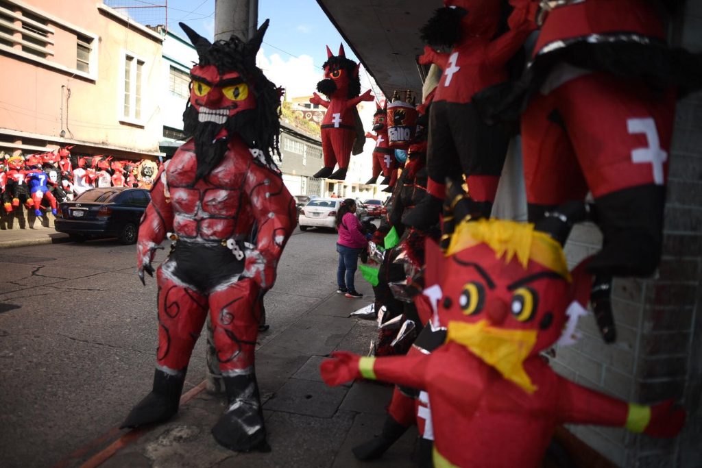 piñatas para la quema del diablo