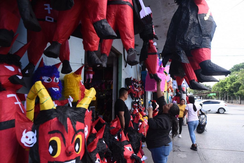 piñatas para la quema del diablo