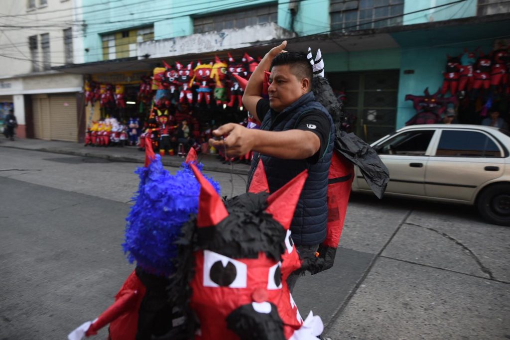 piñatas para la quema del diablo