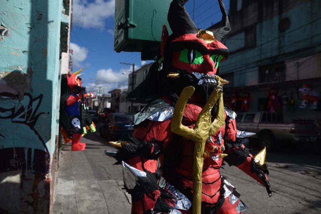 piñatas para la quema del diablo