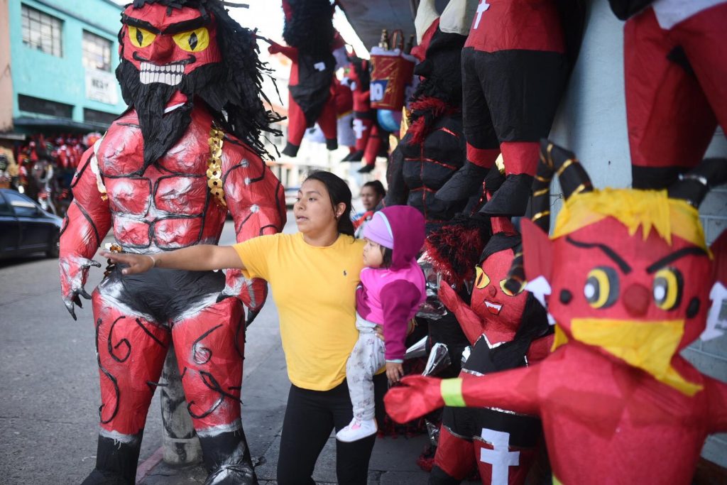 piñatas para la quema del diablo