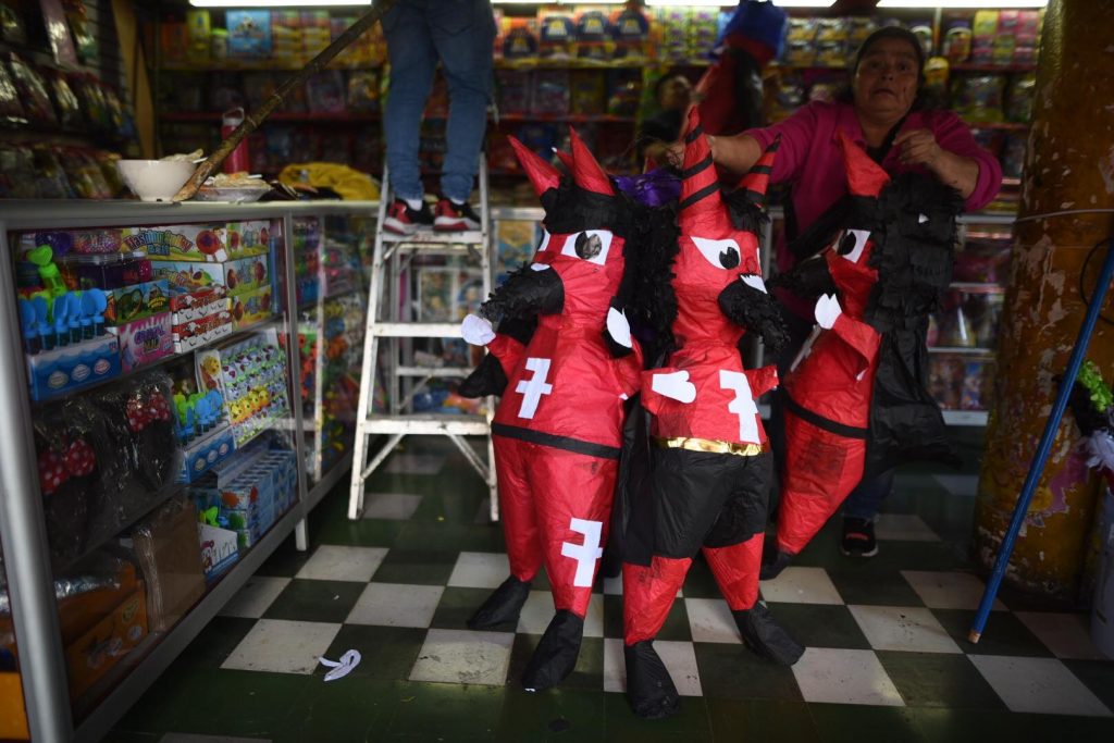 piñatas para la quema del diablo