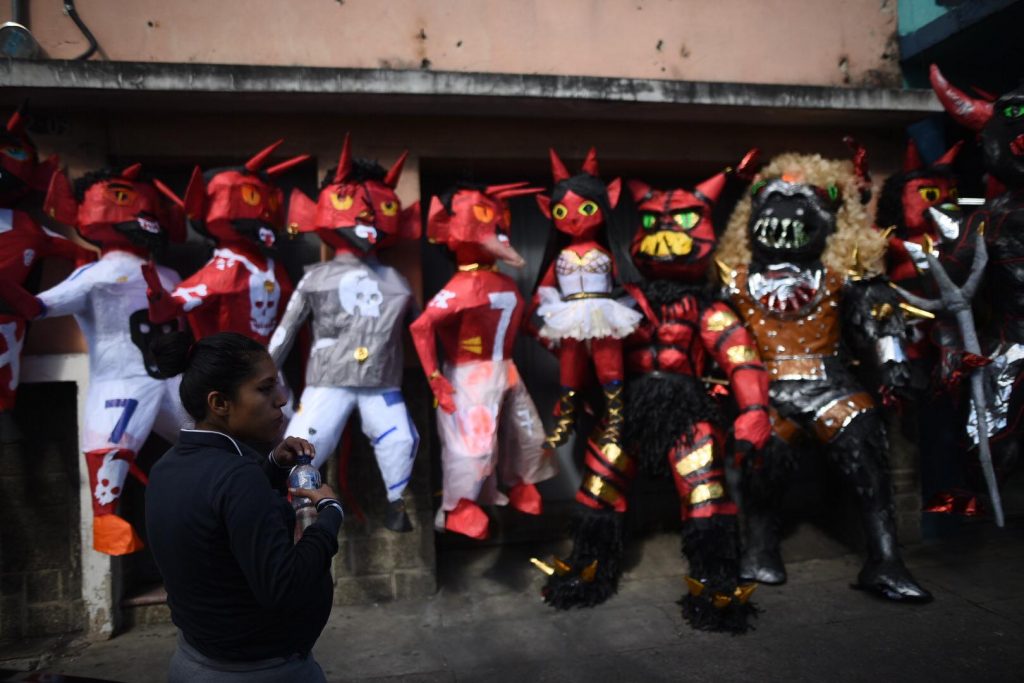 piñatas para la quema del diablo