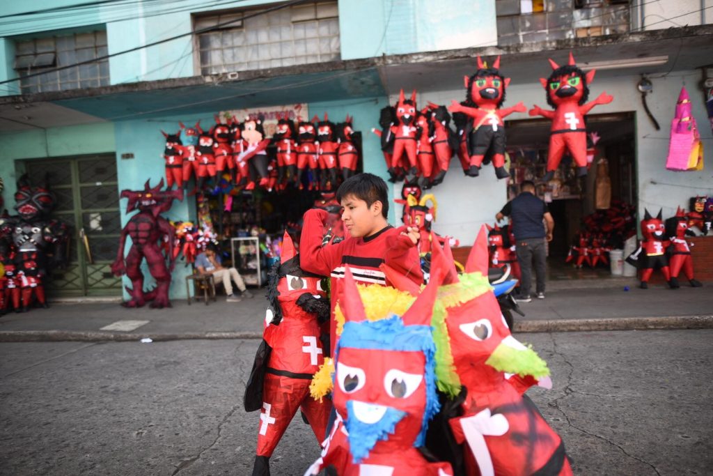 piñatas para la quema del diablo