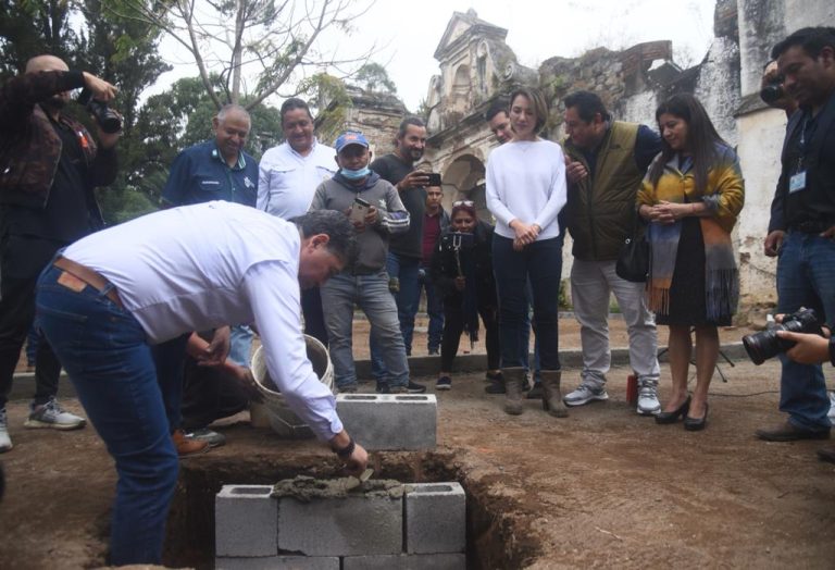 El alcalde de Antigua Guatemala, Víctor Hugo del Pozo, coloca la primera piedra donde se contruirá el parque inclusivo infantil San Sebastián. / Foto: Omar Solís