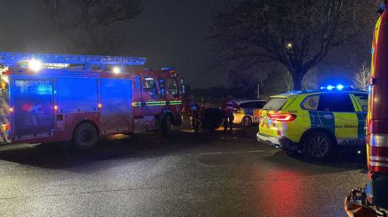 Cuatro niños caen a un lago helado en Solihull