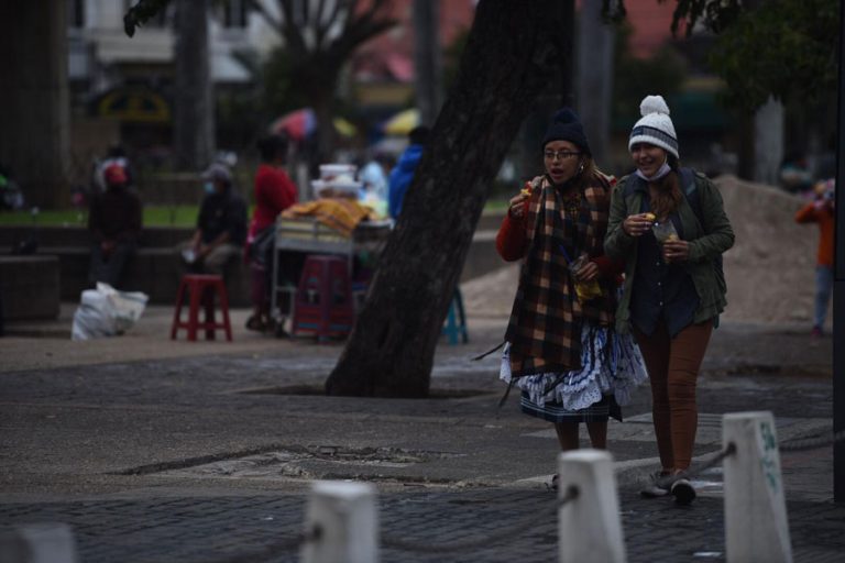 Frío en el Parque Central de Ciudad de Guatemala