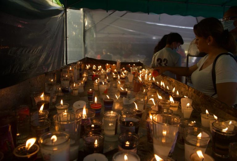 Devoción al Cristo Negro de Esquipulas en la iglesia Esquipulitas. / Foto: Omar Solís