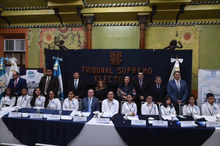 Juramentan al Tribunal Supremo Electoral infantil