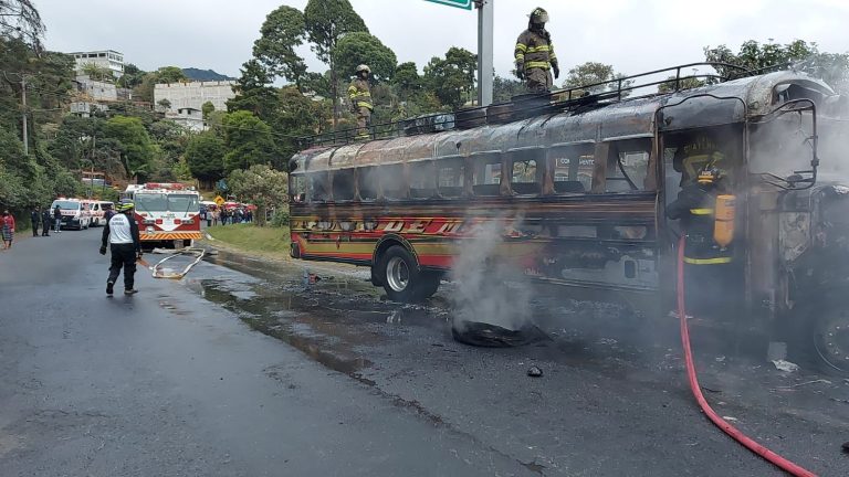 bus quemado en San Pedro Sacatepéquez