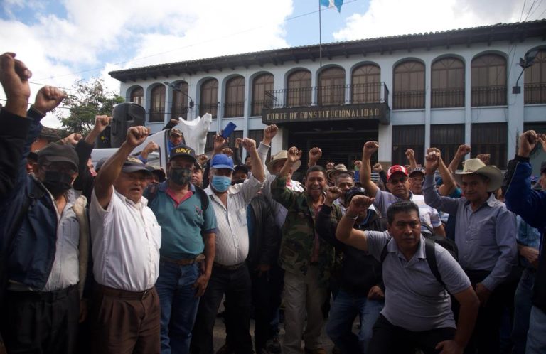 Veteranos militares protestan frente a la Corte de Constitucionalidad