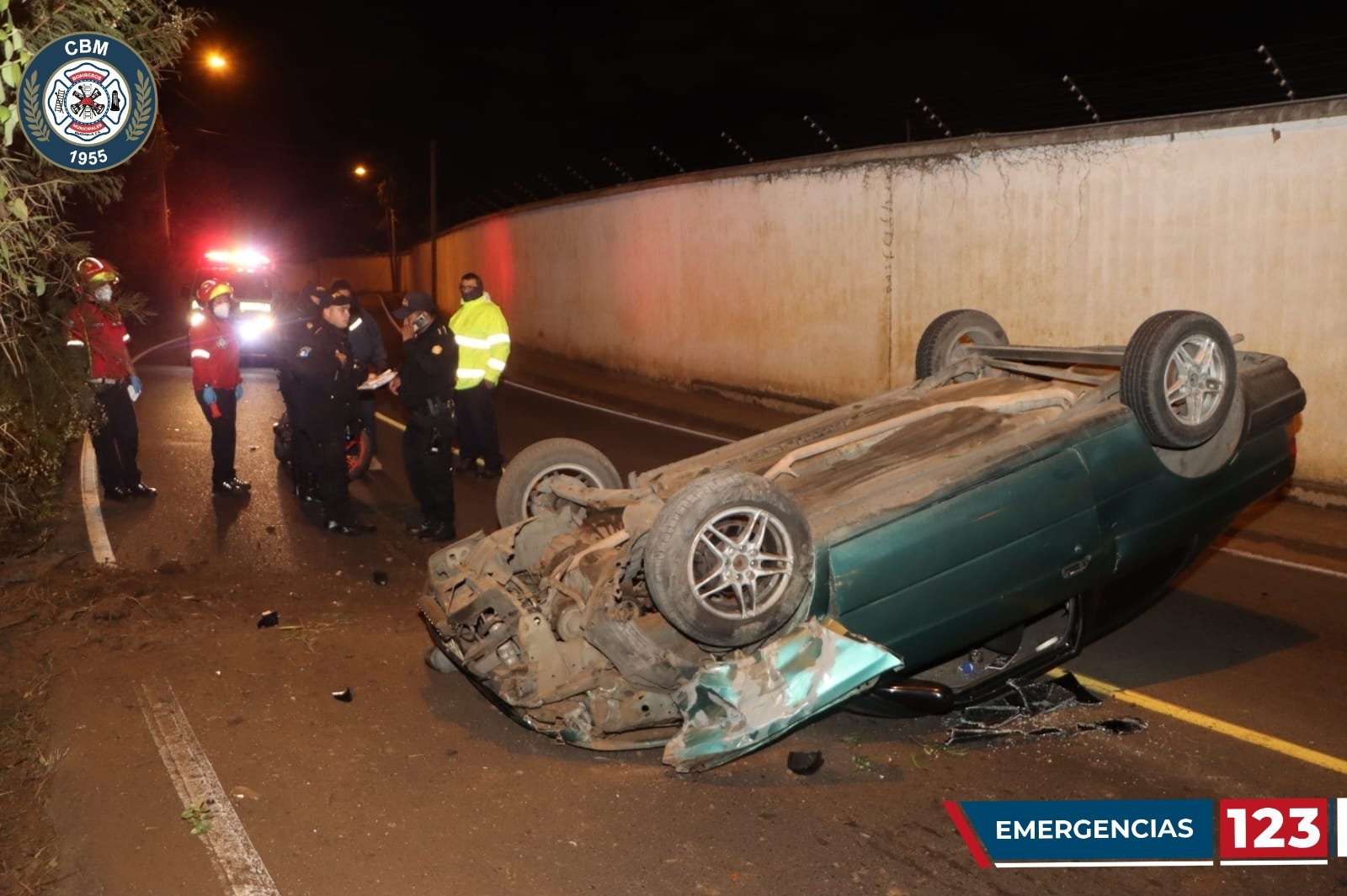 carro volcado en zona 16